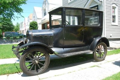 1925_Model_T_Tudor____still_waiting_for_it_s_big_break_into_show_business.jpg